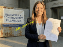 Trabajadora celebrando victoria judicial por despido injustificado frente al tribunal de Santiago tras ganar demanda a Ingeniería y Construcciones Pillán Ltda y Constructora Alvial S.A. con timbre de Abogado Laboral Chile.